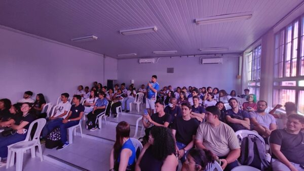Alunos de Eng. Civíl em evento de Física. Foto: reprodução