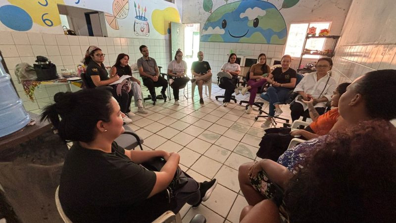 Alunos de psicologia em atividade de extensão